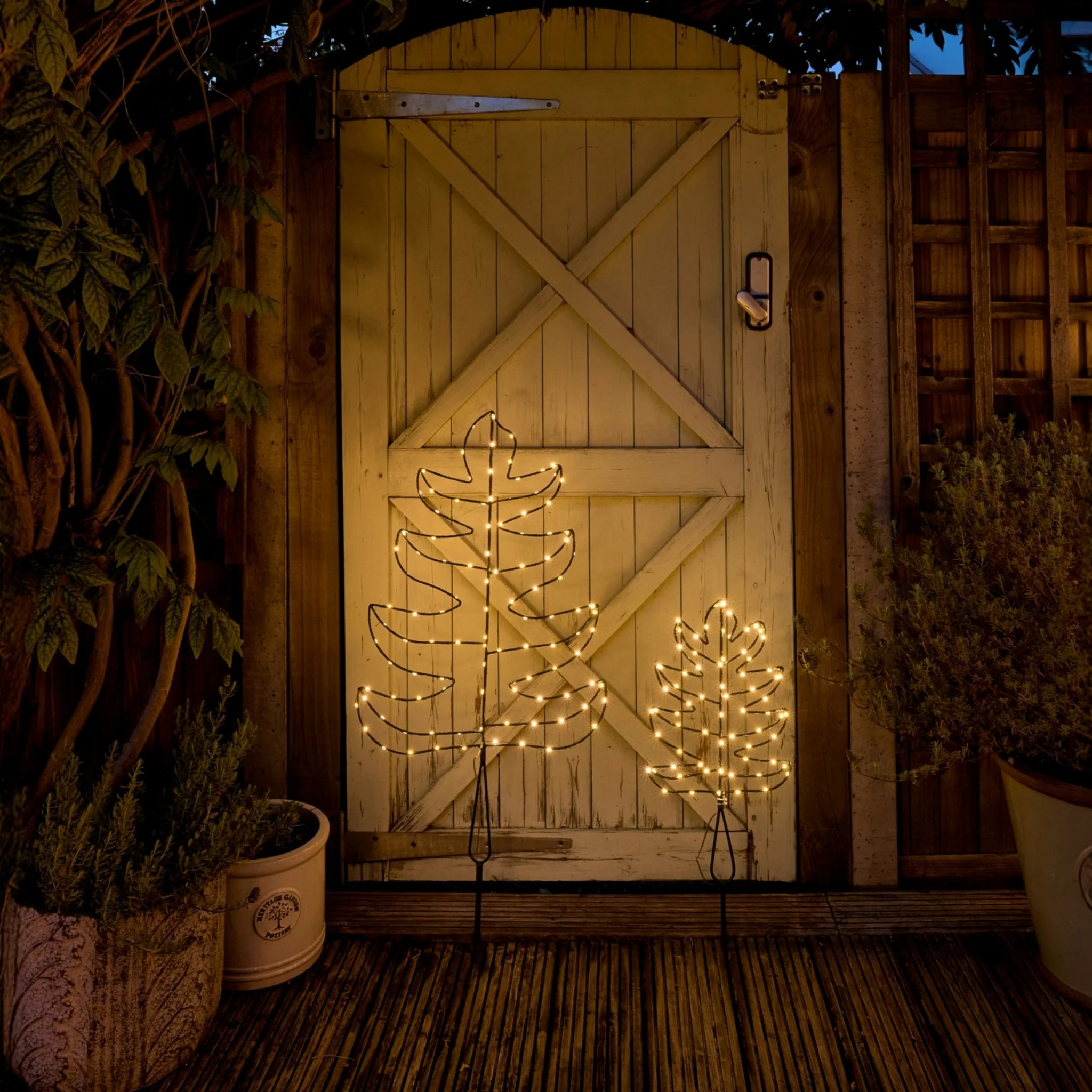 H Potter Solar Illuminated Estate Leaf Garden Light Large - Image 6